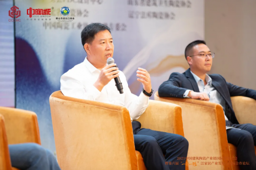 杨总参加活动.png